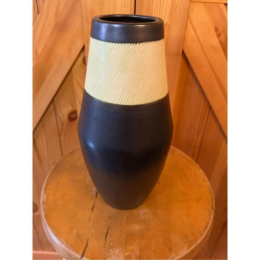 TRIBECA VASE one strip black cream 11.5” tall (8876)
